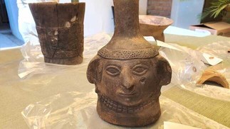 Um vaso de cerâmica ornamental com rosto humano descoberto no cemitério — Foto: Ministério da Cultura do Peru