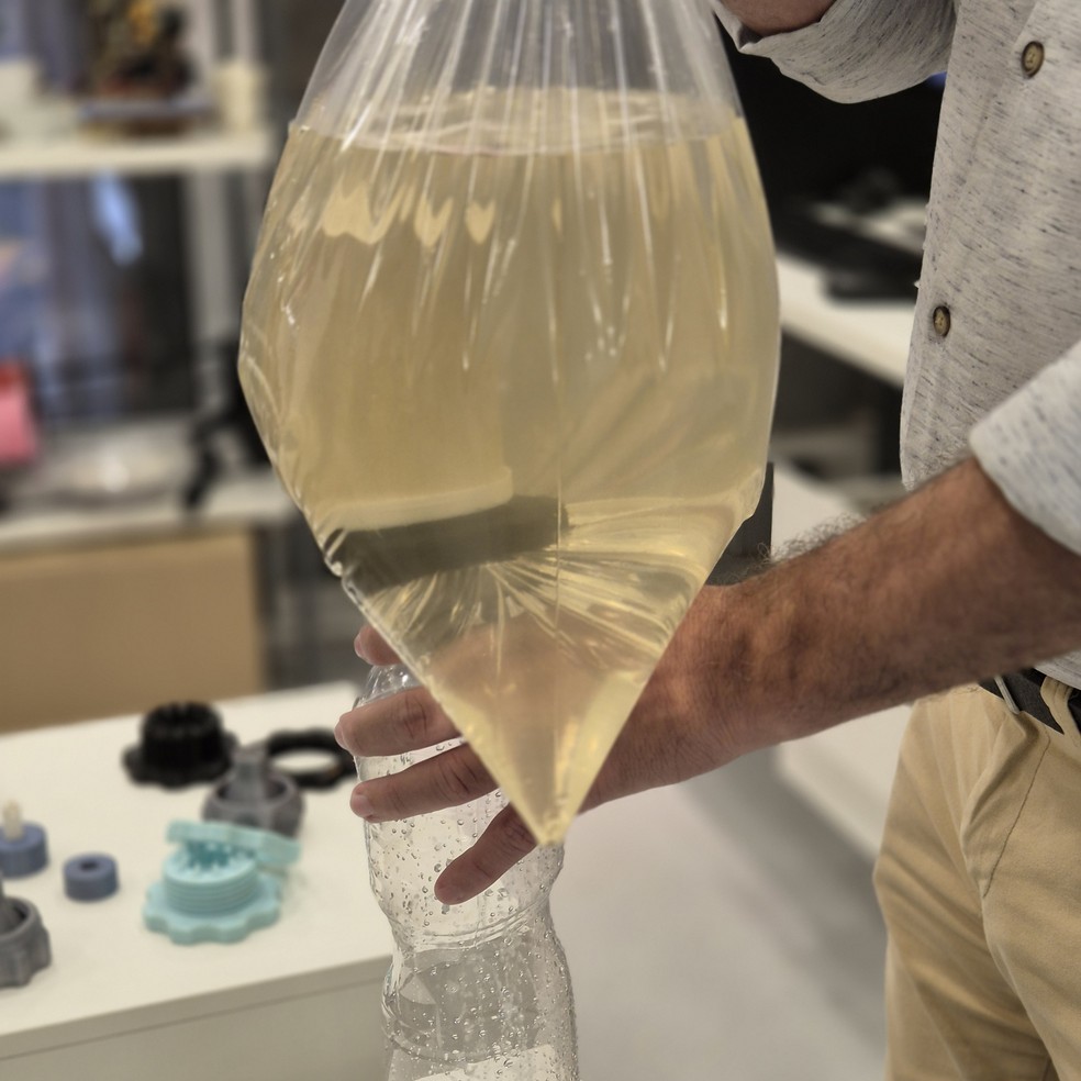 O adaptador em conjunto com um saco resistente para servir como recipiente para a filtragem de água e com uma vela de filtro de barro. — Foto: Biodesign Lab/PUC-Rio