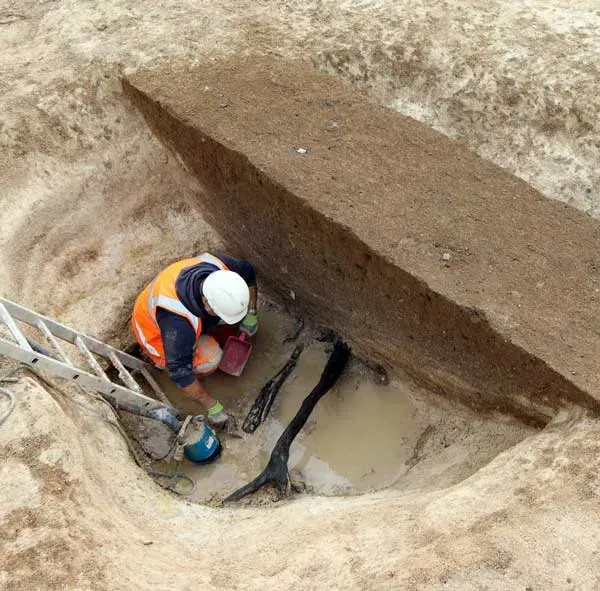 Trabalhador durante escavação em Salisbury, na Inglaterra — Foto: Cotswold Archaeology 