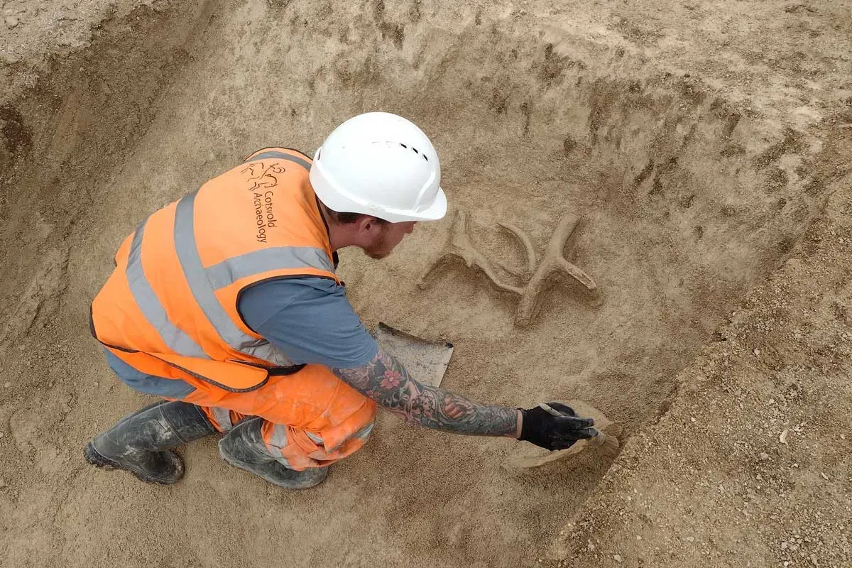 Arqueólogo Jordan Bendall, escavando em Salisbury, na Inglaterra — Foto: Cotswold Archaeology 