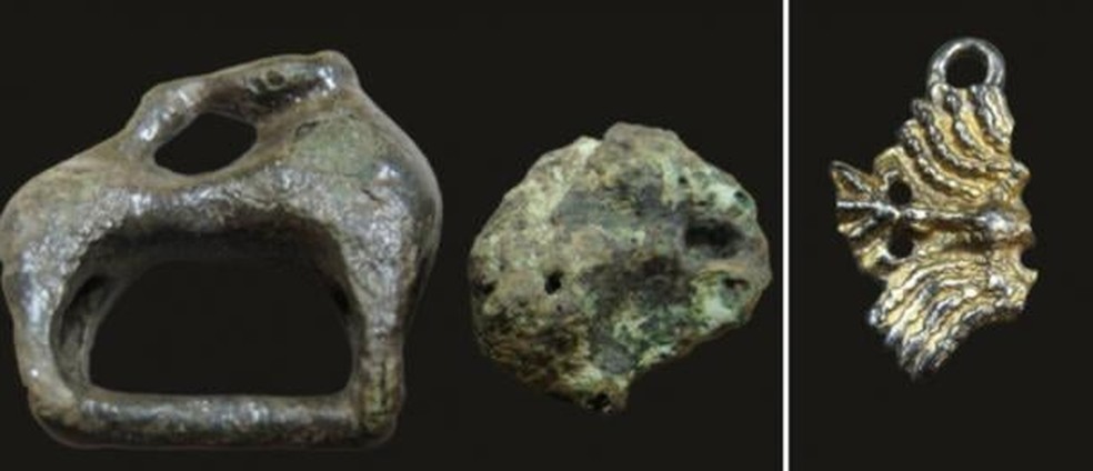 Artefatos como fivelas e pingentes foram encontrados por arqueólogos — Foto: Arkeologerna