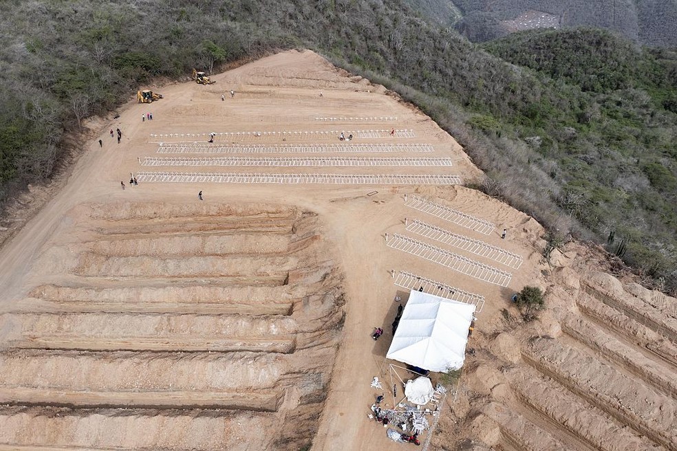 Vista aérea de cemitério improvisado em rodovia na Venezuela. Corpos de vítimas não identificados estão sendo enterrados no local — Foto: Cem Tekkesinoglu/Anadolu via Getty Images