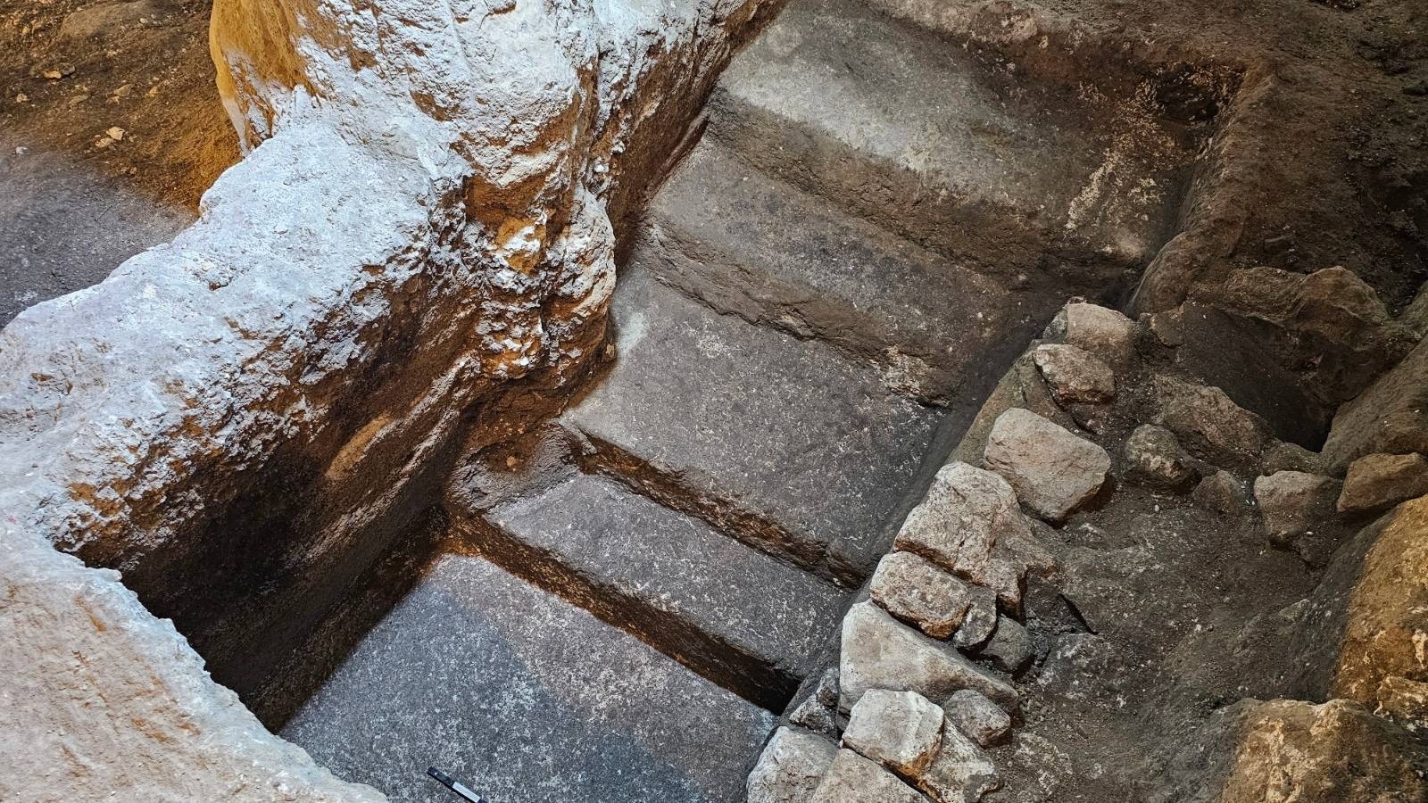 Banheira ritual com cinzas é achada sob o Muro das Lamentações, em ...