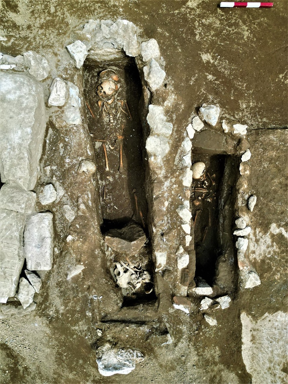 Sepulturas com restos romanos encontradas perto de Pompeia — Foto: Soprintendenza Archeologia Belle Arti e Paesaggio di Salerno e Avellino/Facebook