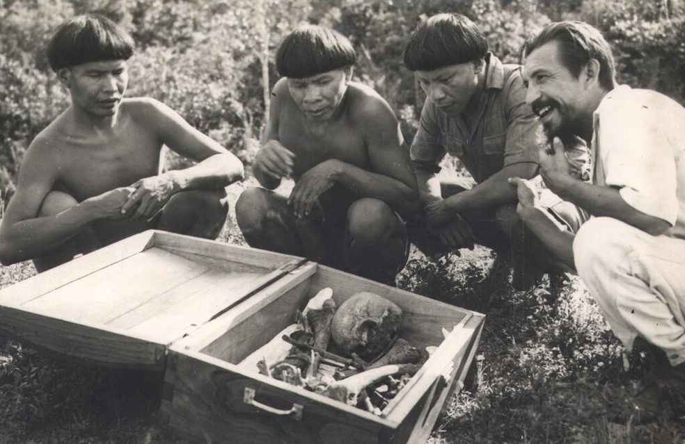 Orlando Villas-Bôas com indígenas e a suposta ossada de Fawcett — Foto: Wikimedia Commons