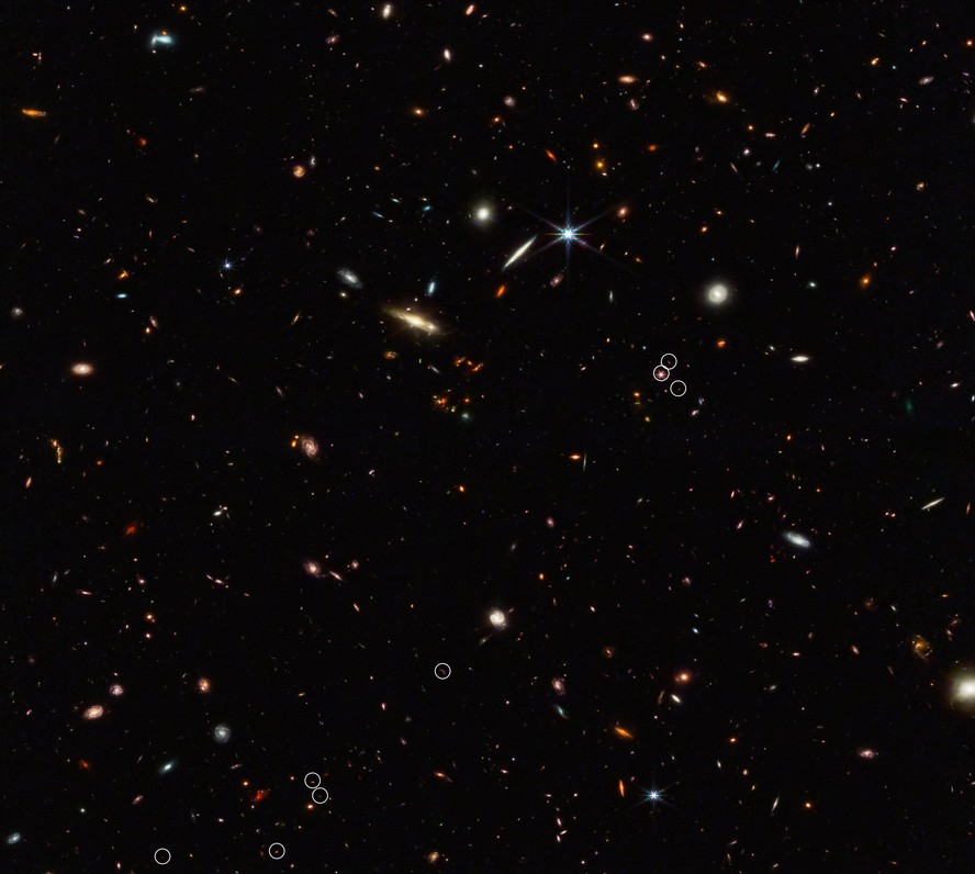 Imagem do James Webb de campo profundo da galáxia mostra um arranjo de dez galáxias, marcadas por círculos brancos