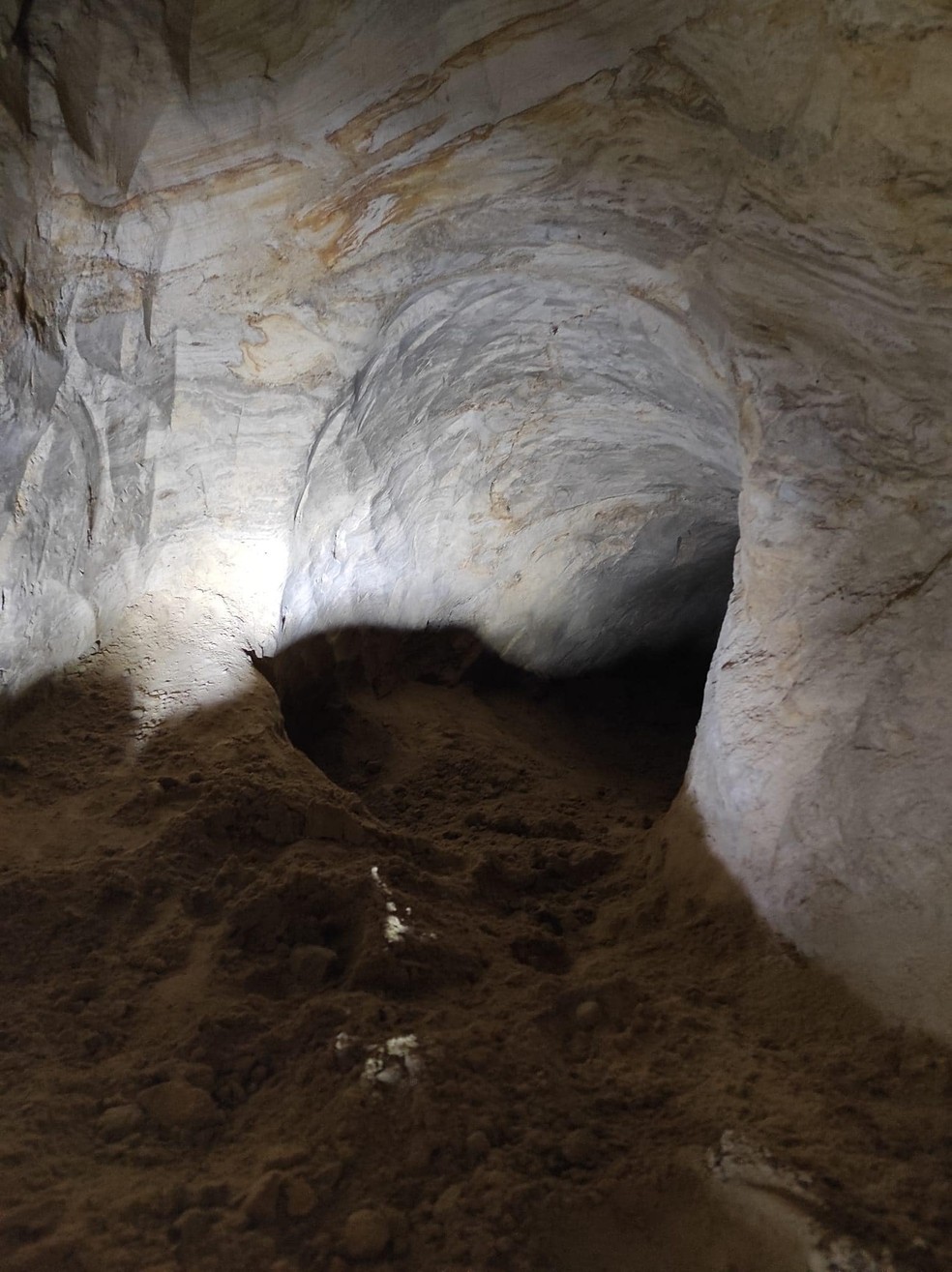 Entrada no antigo sistema de cavernas onde foram descobertas cerâmicas e símbolos  — Foto: Reprodução/Facebook/Дмитро Перов