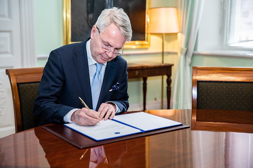 O ministro das Relações Exteriores, Pekka Haavisto, assinando o pedido de adesão da Finlândia à OTAN em 2022 — Foto: Laura Kotila /valtioneuvoston kanslia/Flickr