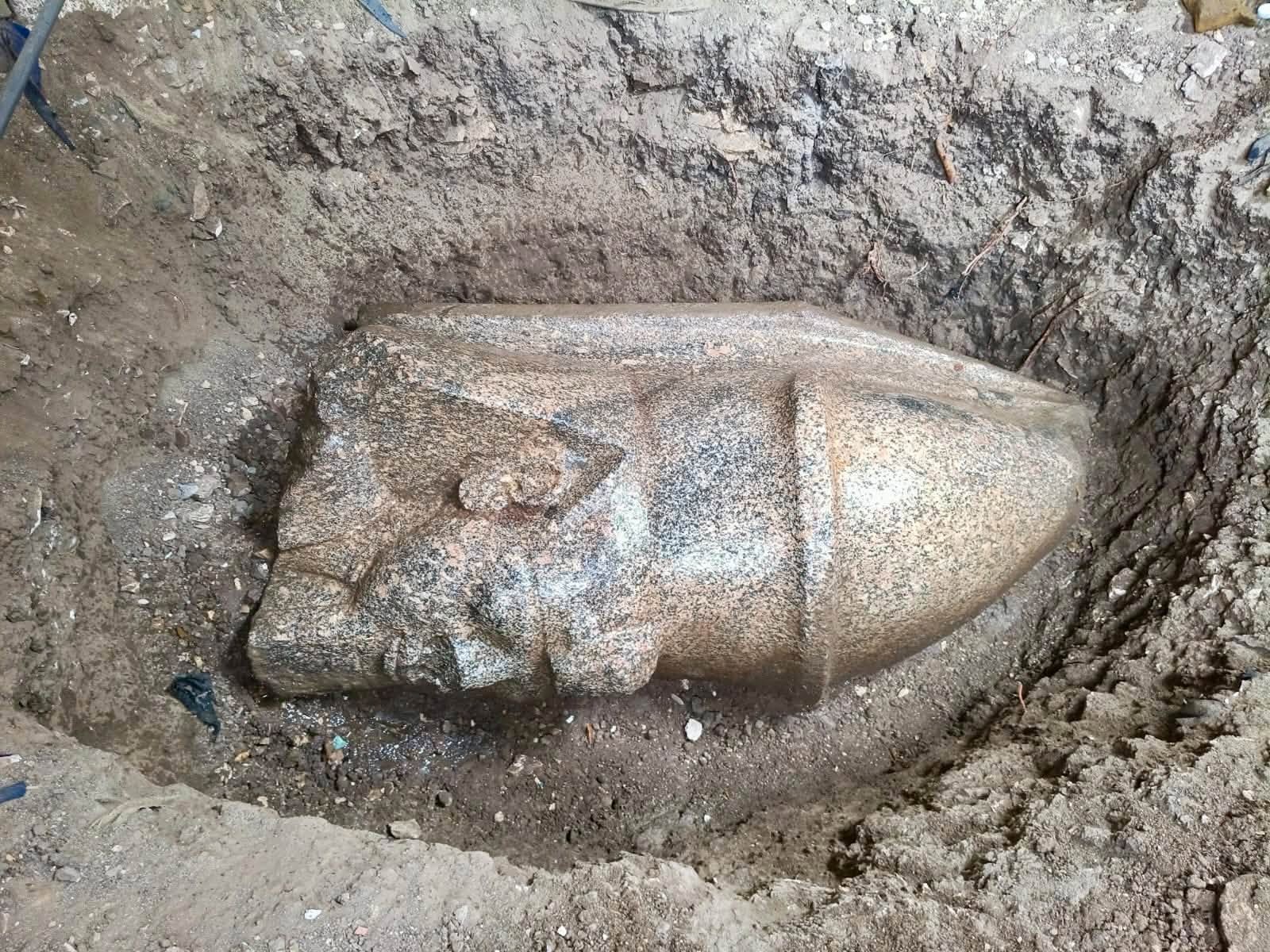 Homem encontra estátua gigante do faraó Ramsés II enquanto trabalhava no próprio terreno