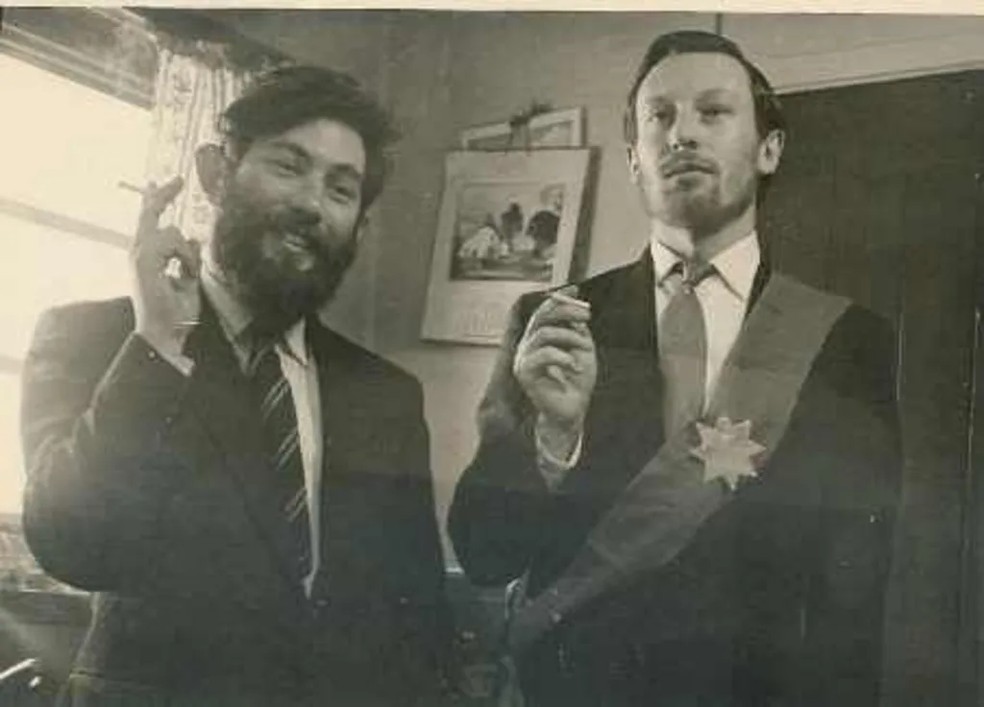 Dennis Bell (à esquerda) e Jeff Stokes (à direita) foram fotografados juntos antes do trágico acidente. Jeff Stokes morreu há cinco semanas, sem ter conhecimento de que os restos mortais de Dennis haviam sido finalmente localizados. — Foto: Russell Thompson