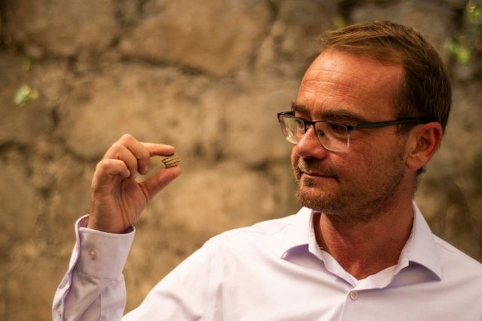 Peter Zilberg, da Universidade Bar-Ilan, com o selo de 2,7 mil anos — Foto: Yoli Schwartz, Autoridade de Antiguidades de Israel