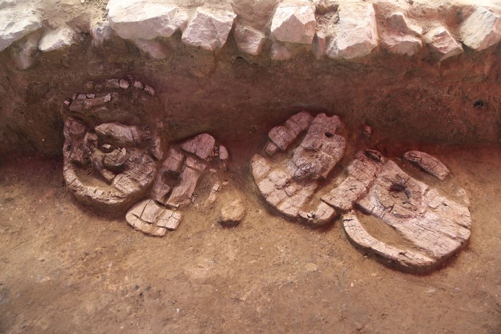 Rodas de madeira desenterradas nas escavações na China  — Foto: Instituto Xinjiang de Relíquias Culturais e Arqueologia