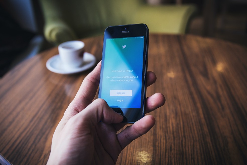 O Twitter é um serviço de microblogging, o que significa que foi projetado para compartilhar postagens de segmentos curtos de texto e clipes de áudio e vídeo incorporados — Foto: Freestocks/Unsplash