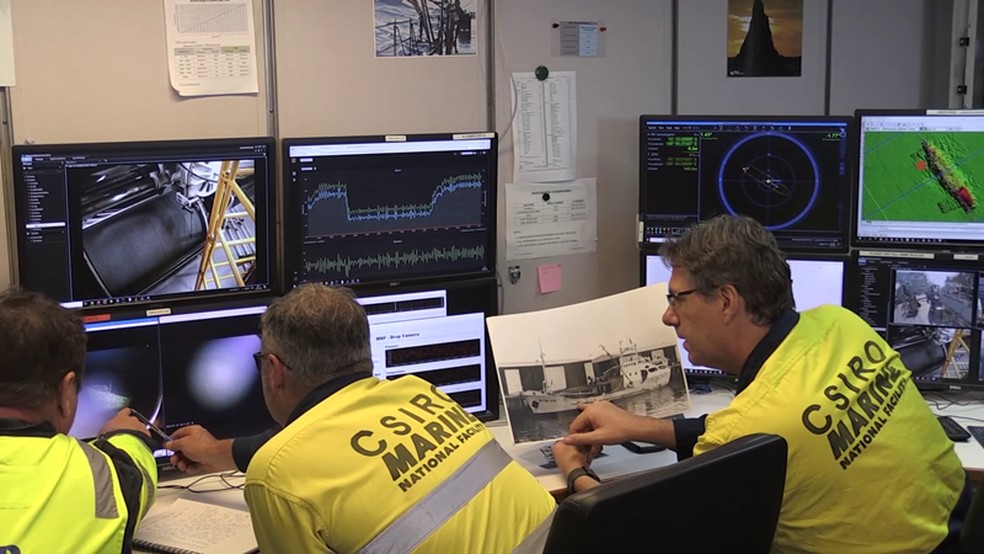 Equipe do projeto CSIRO procura o nome do navio na proa do naufrágio — Foto: CSIRO