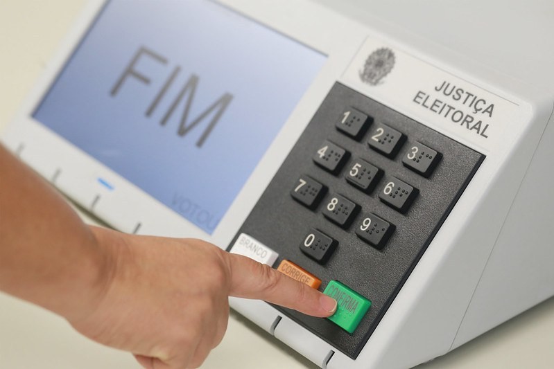 Urna eletrônica sendo utilizada em uma votação
