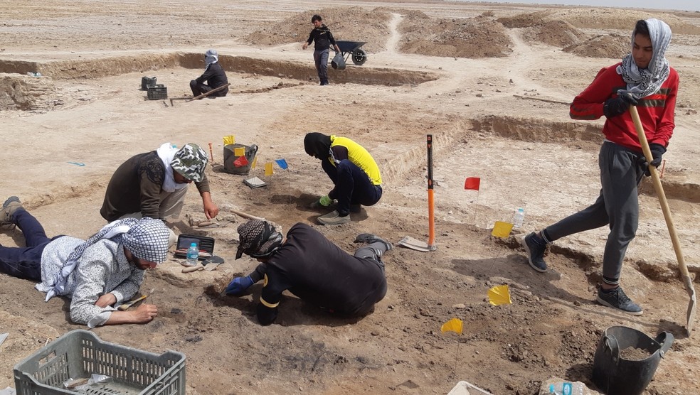 Equipe de escavações trabalhando na aérea de um templo da “Alexandria esquecida” — Foto: Stefan R. Hauser/Projeto Charax Spasino