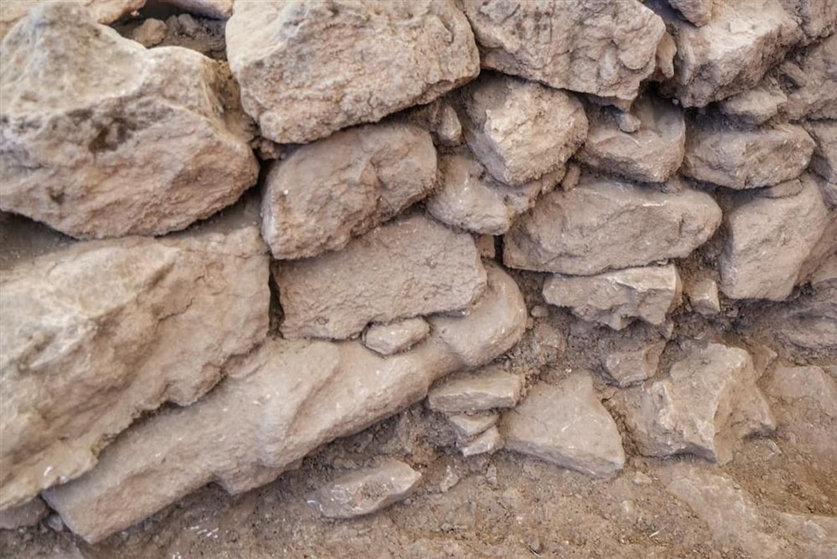 Estátua humana é encontrada no meio de parede de pedra de 12 mil anos
