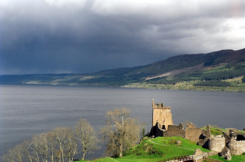 Vista do Lago Ness com as ruínas do Castelo de Urquhart, na Escócia — Foto: Wikimedia Commons 