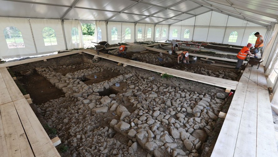 Parte escavada das paredes expostas no sítio arqueológico de Cham-Äbnetwald