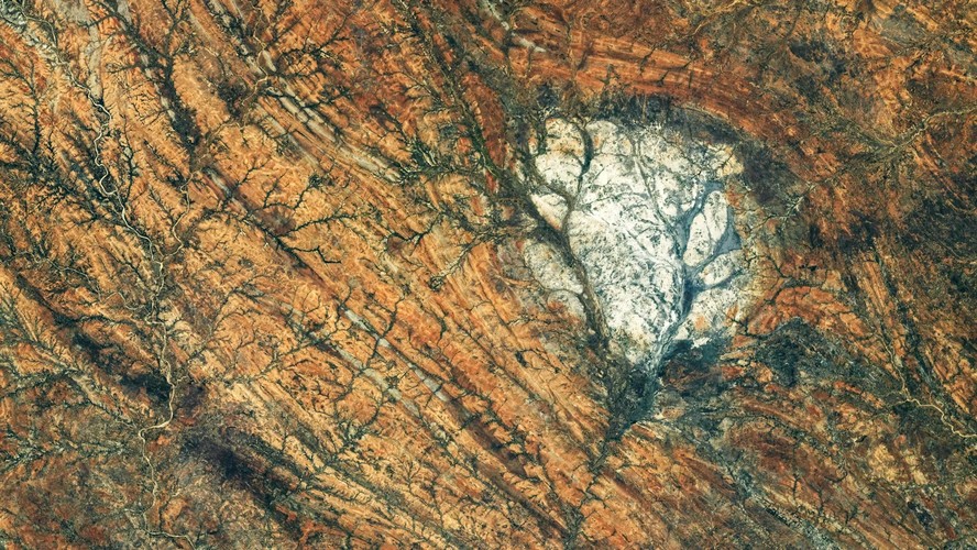 Formação rochosa em Madagascar possui composição mineralógica semelhante às regiões claras da Lua