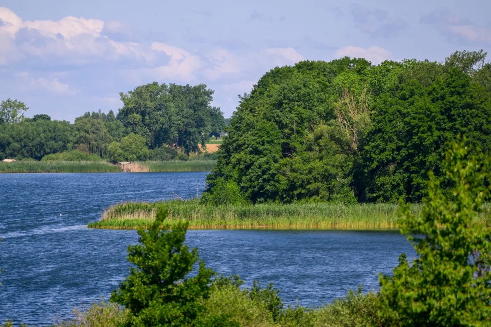 Lago Lednica, na Polônia, onde foi feita a descoberta — Foto: PAP/Jakub Kaczmarczyk
