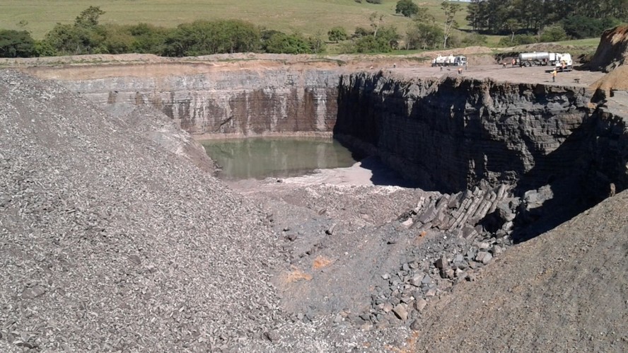 Cava de mineração em exploração no município de Saltinho, interior paulista