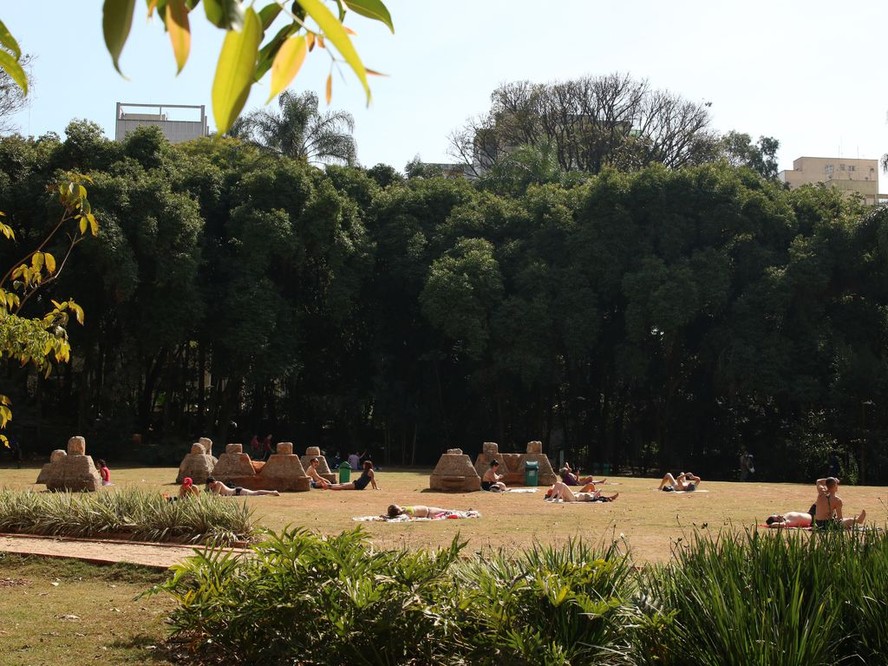 Lazer no Parque Augusta durante inverno quente e seco em São Paulo.