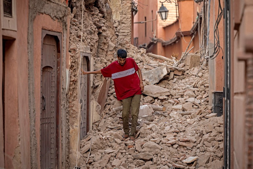 Um homem tenta andar por escombros após um terremoto de magnitude 6,8 em Marrakesh, no Marrocos, em 9 de setembro de 2023