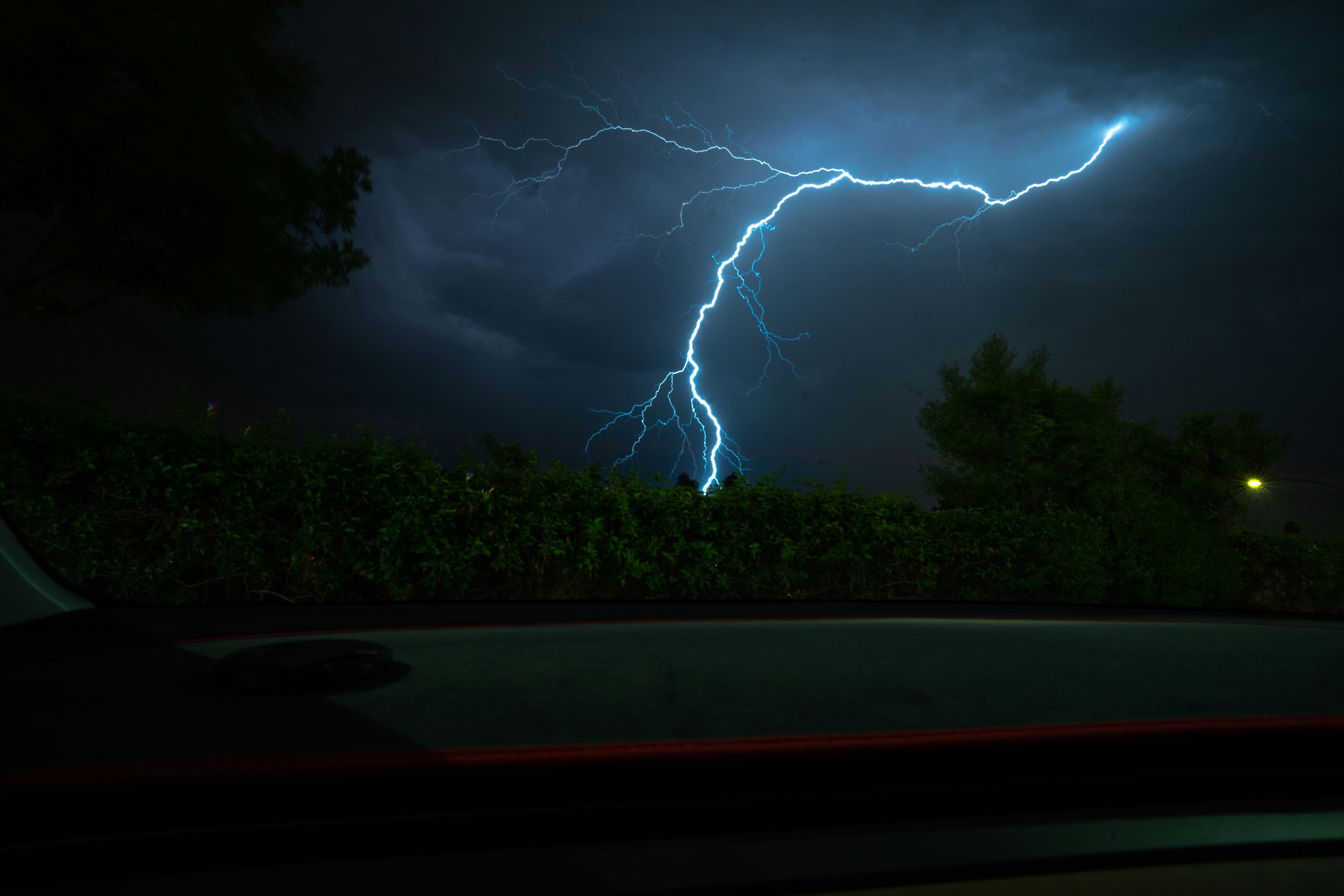 Raio caindo durante uma tempestade