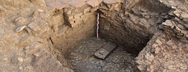 Piso feito de telhas reutilizadas, sobre uma adega abandonada, ilustra as reconfigurações do bairro durante o período romano na região — Foto: Simon Ritz, Inrap