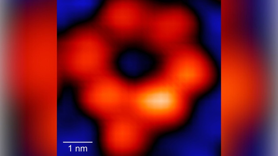 (Esquerda) Imagem de uma supramolécula em forma de anel onde apenas um átomo de Fe está presente em todo o anel