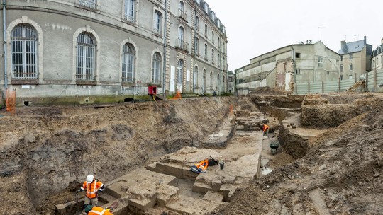 Arqueólogos escavam castelo medieval do século 14 embaixo de hotel francês