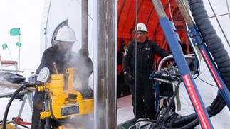 Água quente utilizada para perfurar a camada de gelo — Foto: Ana Tovey/SWAIS2C