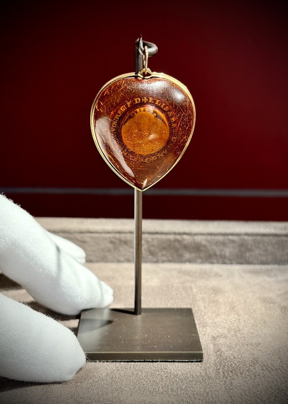 Tamanho do pingente em comparação a uma mão humana — Foto: Sotheby's