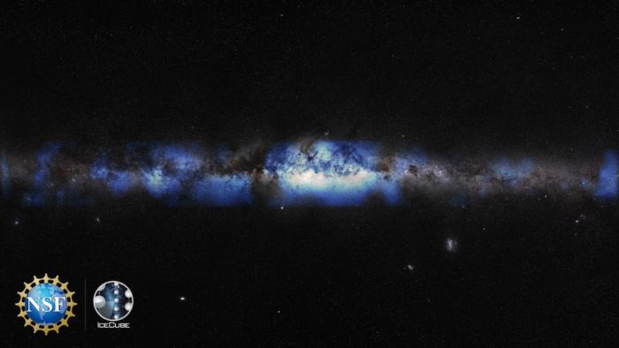 Composição artística da Via Láctea junto com a primeira imagem baseada em neutrinos da galáxia