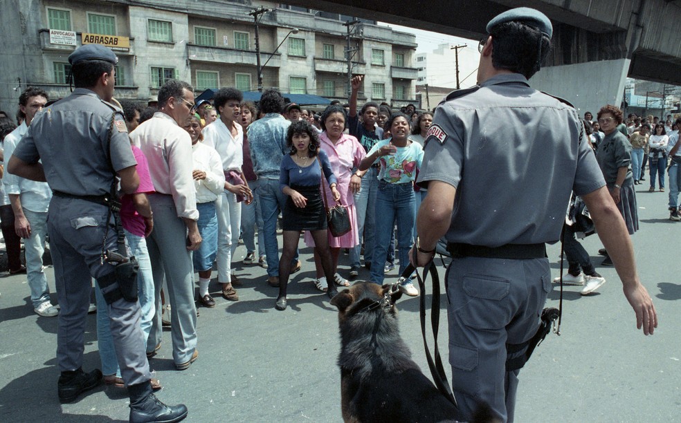 População reunida em frente ao Carandiru enquanto ocorria o Massacre — Foto: Agência O Globo
