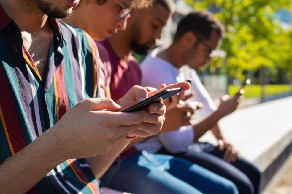 Segundo pesquisa da Harris Poll, 80% dos adultos da Geração Z – aqueles nascidos depois de 1997 – temem que sua geração tenha sido muito dependente da tecnologia — Foto: katemangostar/Magnific