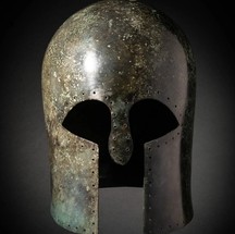 Capacete cobre a maior parte do rosto, com aberturas nos olhos e na boca — Foto: Apollo Art Auctions