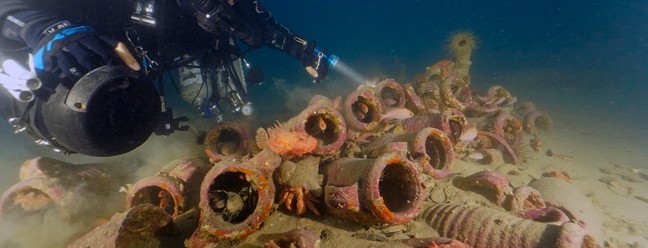 Cerca de 40 vasos foram encontrados no fundo do mar; a maioria estava alinhada na posição original de armazenamento do navio — Foto: Reprodução/Facebook/Soprintendenza del Mare
