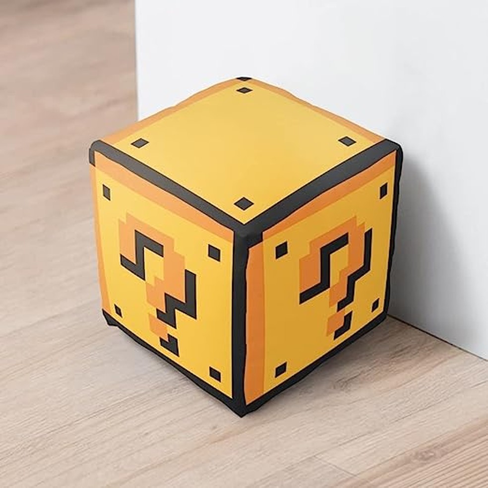 Peso de porta Cubo Interrogação Fabrica Geek possui revestimento lavável  — Foto:  Reprodução/Amazon