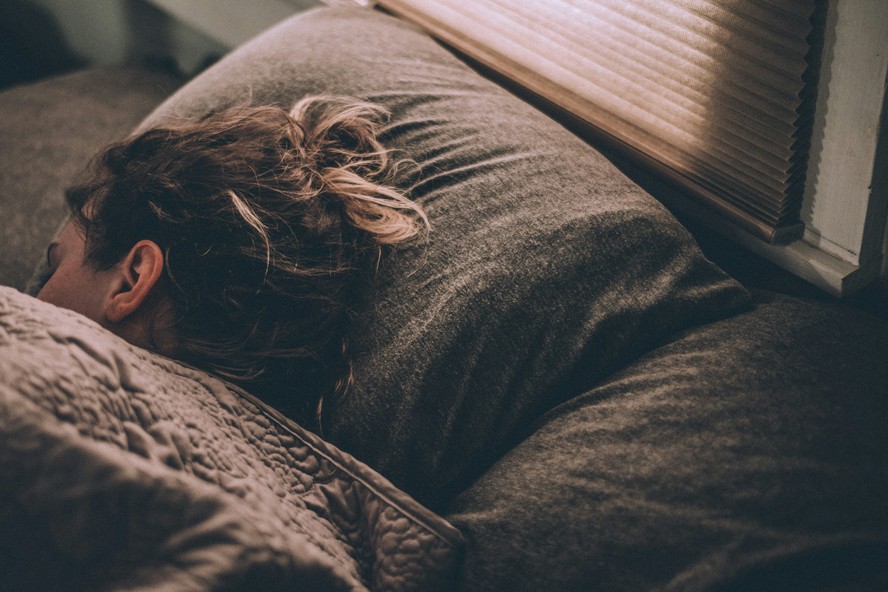 Dormir mal afeta emoções positivas  e traz riscos à saúde mental a longo prazo