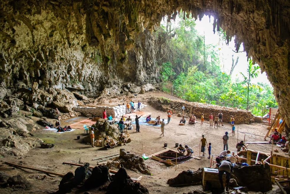 Escavações arqueológicas estão sendo realizadas na caverna de Liang Bua, na ilha indonésia de Flores — Foto: Equipe Liang Bua