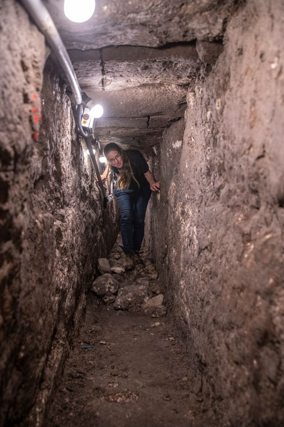 O canal de drenagem onde foi descoberta a rara vedação — Foto: Shai Halevi/Autoridade de Antiguidades de Israel