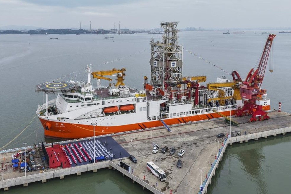 Uma foto aérea feita por drone mostra o Meng Xiang, o primeiro navio chinês de perfuração oceânica profunda projetado — Foto: Xinhua/Liu Dawei