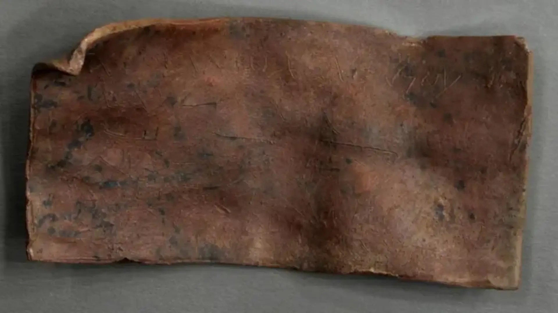 Rara placa romana gravada com maldição é encontrada na Alemanha