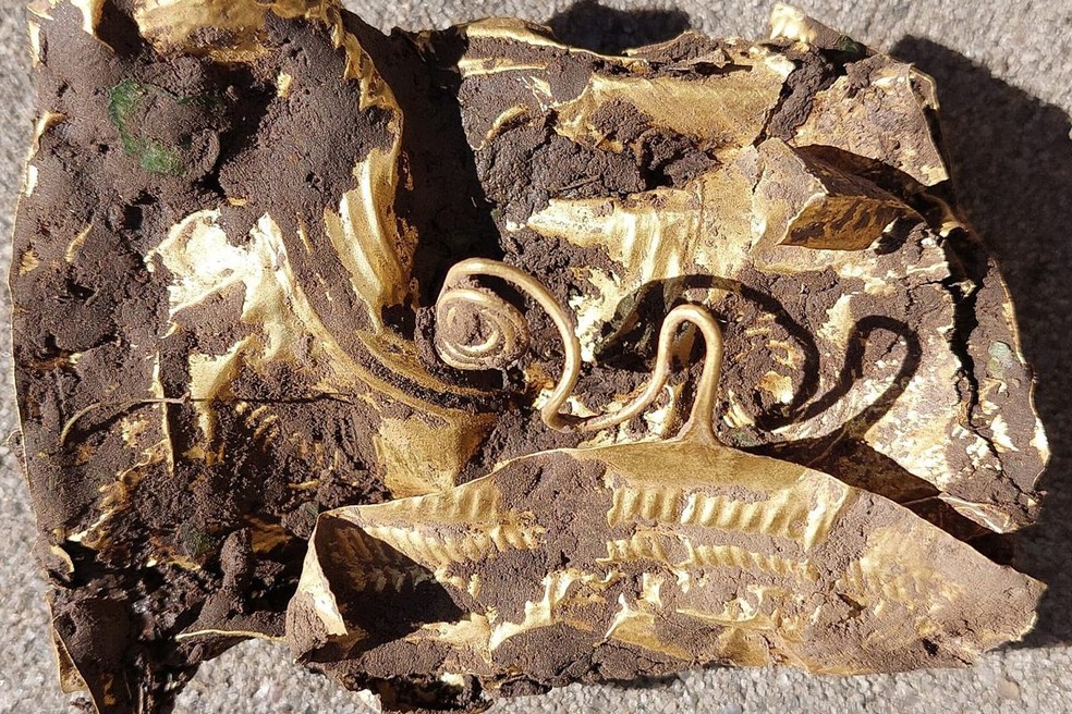 O cinto é feito com uma composição de mais de 84% de ouro, menos de 15% de prata e vestígios de outros elementos como o cobre — Foto: Museu de Bruntál