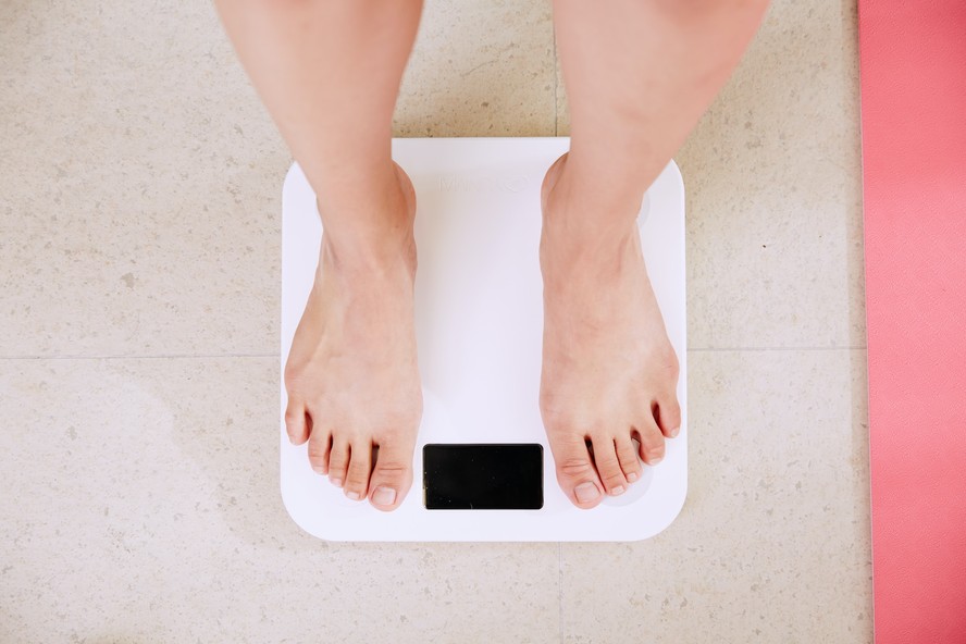 Jejum intermitente produziu resultados de perda de peso semelhantes à contagem tradicional de calorias em adultos com obesidade