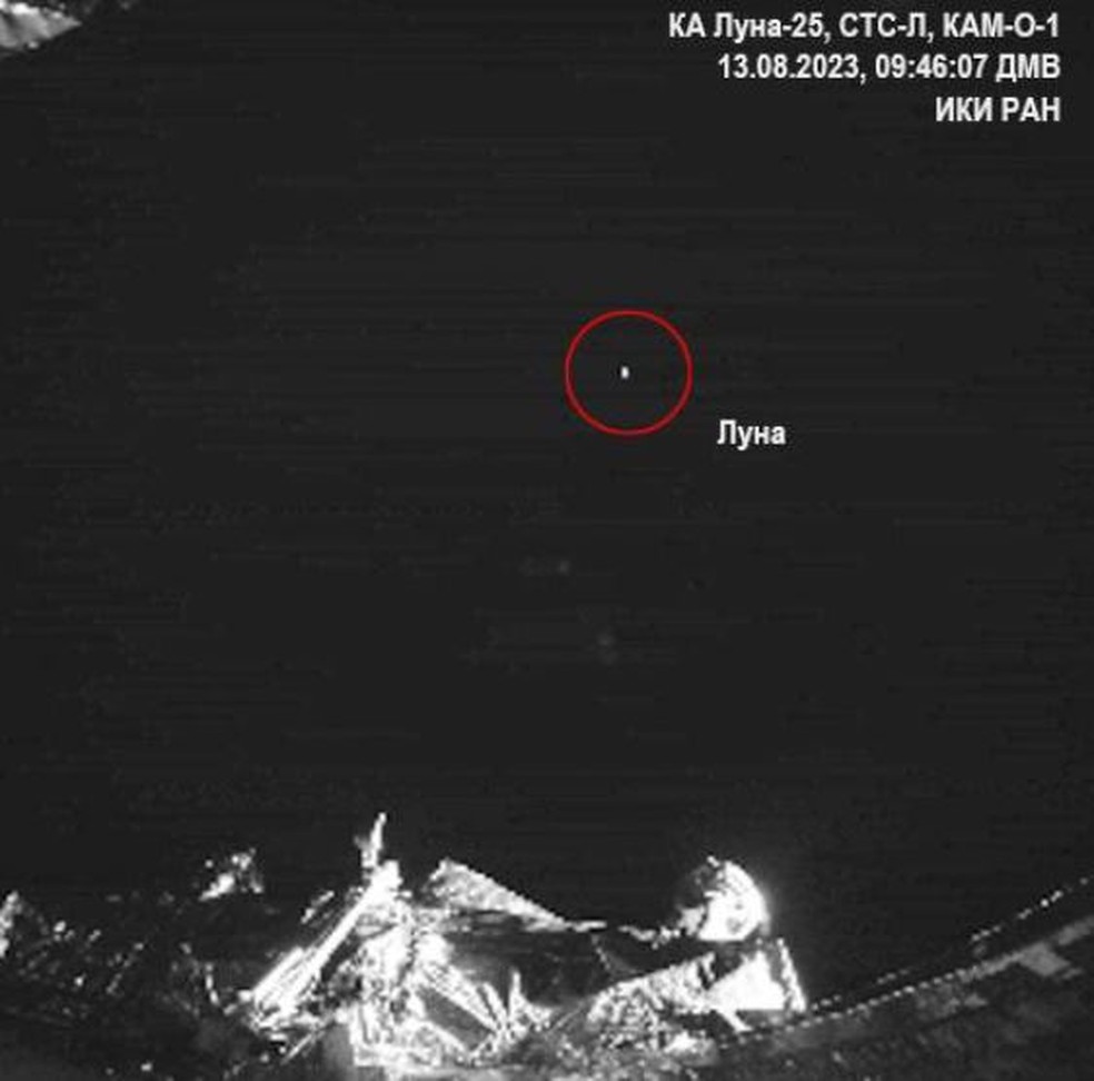 Imagem da Lua (em vermelho) tirada pela espaçonave Luna-25 durante seu voo em 13 de agosto de 2023, a uma distância de cerca de 310 mil km da Terra — Foto: Госкорпорация «Роскосмос»