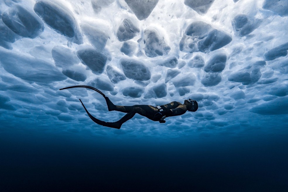 A foto do mergulhador em águas geladas figura na categoria "Aventura" — Foto: James Ferrara via Oceanographic Magazine