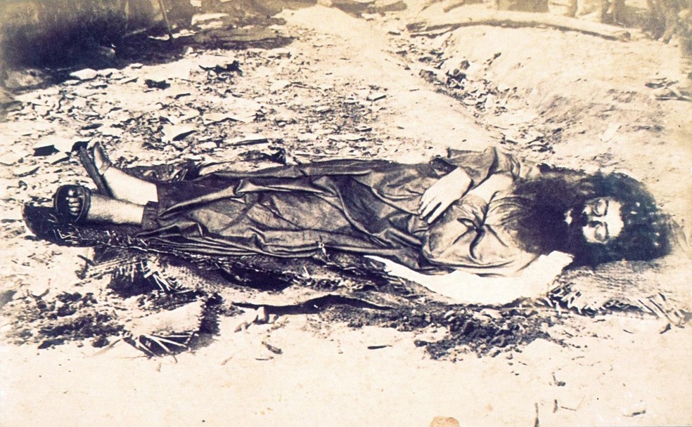 O corpo de Antônio Conselheiro após o fim do conflito (Foto: Wikimedia Commons) — Foto: Galileu